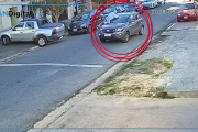 Se subió al capot para evitar que le roben el auto en La Matanza, la arrastraron y acabó fracturada