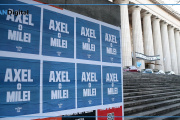 “Axel o Milei”: los afiches que aparecieron en CABA y el Conurbano bonaerense