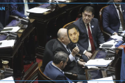 Diputado peronista posó con una careta de Adorni, lo trató de “delincuente” y se cruzó con Martín Menem