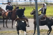 Escándalo en Berazategui: dos jinetes se pelearon a rebencazos en pleno desfile del 25 de Mayo