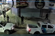 Entró a robar a un negocio de Lanús, sonó la alarma y huyó por los techos en las narices de la policías