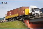 Chocó un guardarrail, se le desprendió el tanque del camión y casi provoca una tragedia en plena Panamericana