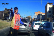 Dramático intento de robo en La Matanza: le apuntó con un arma mientras esperaba el semáforo