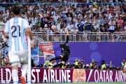 Argentina derrotó a Suiza en otro partido sufrido y chocará con Inglaterra en semifinales