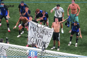“Las Malvinas son argentinas”: la bandera de la Selección tras vencer a Inglaterra
