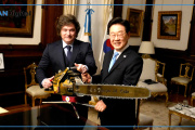 Milei le mostró la motosierra al presidente de Corea del Sur: “Complementariedad”
