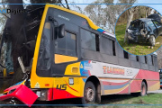 Impactante despiste de un colectivo en Berisso: se incrustó contra un árbol y hay más de 20 heridos