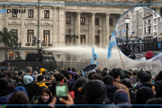 Brutal represión: Balas de goma, hidrantes y corridas en inmediaciones del Congreso