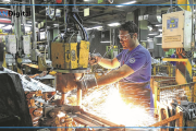 La industria repuntó 2% en junio, pero el primer semestre cerró en rojo