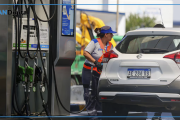Escándalo: denuncian a Luis Caputo por desviar el impuesto a los combustibles hacia la “timba financiera”