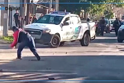 Policías brutalmente agredidos al intentar acarrear un auto mal estacionado en Villa Tranquila