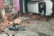 Mar del Plata: una camioneta volcó y terminó sobre la vereda, con un muerto