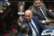 “I love Margaret”: el cartel de un diputado y veterano de Malvinas contra Milei en plena sesión
