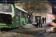 Temperley: Un colectivo fuera de control se incrustó en una casa durante un cumpleaños y murió el chofer