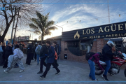 Cinco cuadras de cola y más de 1.500 personas para 14 puestos en una parrilla de Berazategui