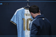 Messi presentó la camiseta para su último partido en Argentina: "Para toda la vida"