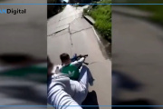 Madre irresponsable en Berisso: puso a su nene a manejar la moto y ella filmaba