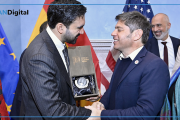 Kicillof en EE.UU.: sumó una foto de alto voltaje con Pedro Sánchez y el alcalde de Nueva York