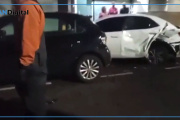 Borracha al volante chocó contra dos autos estacionados en Flores y dejó cinco heridos