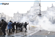 Tensión en la marcha universitaria: encapuchados, gases e incidentes con la policía