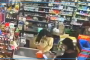 Cajera infiel en supermecado de La Plata: desvió pagos a un QR propio, compró un auto y viajó a Brasil