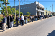 Más de 10 cuadras de fila en Ezeiza para conseguir trabajo en una distribuidora