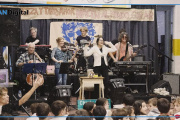 La banda de Charly García celebró su cumpleaños tocando en una escuela pública