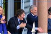 Mientras sigue sin felicitar a Lula, Milei salió a 'farmear aura' en el balcón de la Casa Rosada