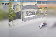 Mar del Plata: salió a pasear con su bebé, vio a un ladrón y lo tacleó en plena calle