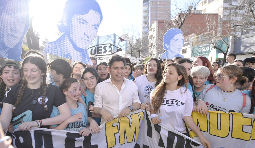 Kicillof dijo presente en una nueva marcha para conmemorar la Noche de los Lápices