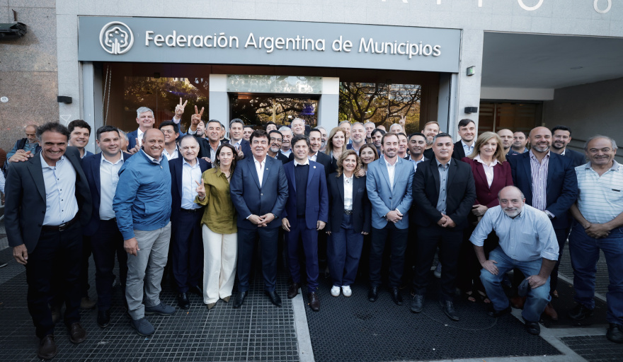 Kicillof se mostró con intendentes de todo el país y llamó a “sumar fuerzas” para el 26-O