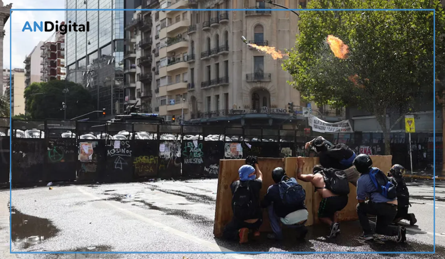 Violencia desmedida frente al Congreso: Bombas molotov, piedrazos y ¿pasividad policial?