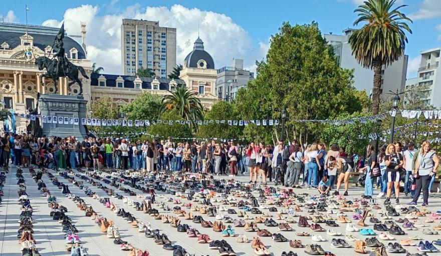 Plaza de Mayo llena y el saludo de Cristina Kirchner desde el balcón