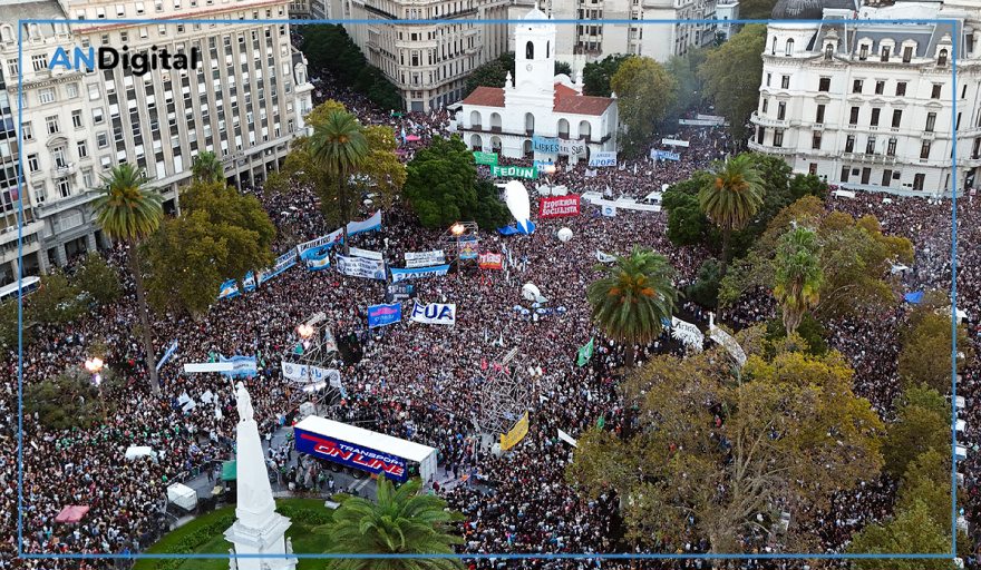 Multitudinaria marcha universitaria: una marea humana colmó Plaza de Mayo contra el ajuste