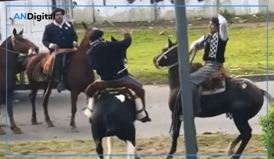 Escándalo en Berazategui: dos jinetes se pelearon a rebencazos en pleno desfile del 25 de Mayo