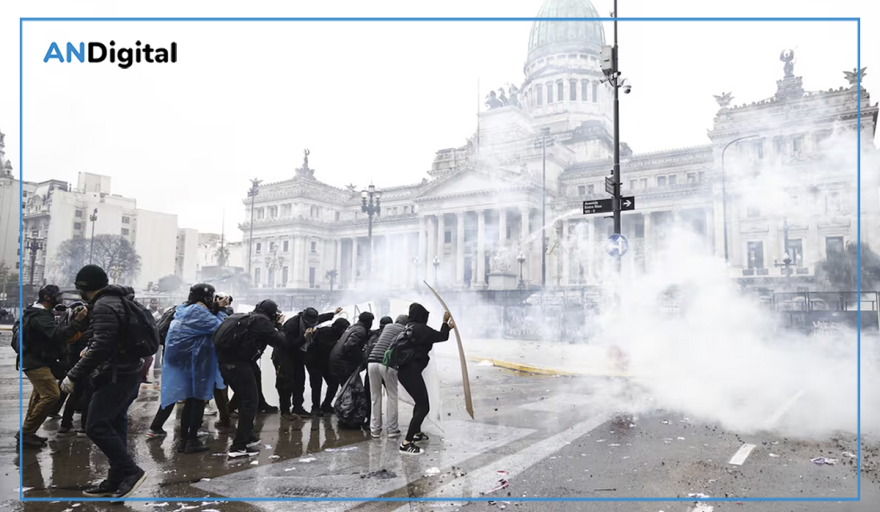 Tensión en la marcha universitaria: encapuchados, gases e incidentes con la policía